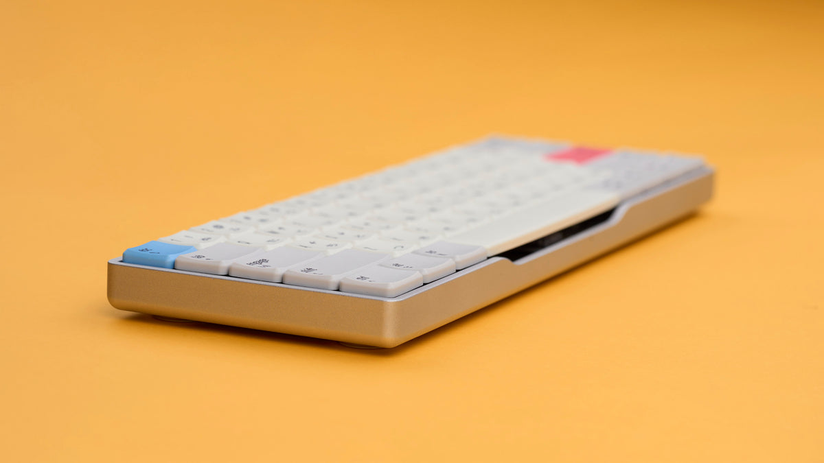 Side profile of Rechteck 60% keyboard showing CNC aluminum case and ultra-thin design
