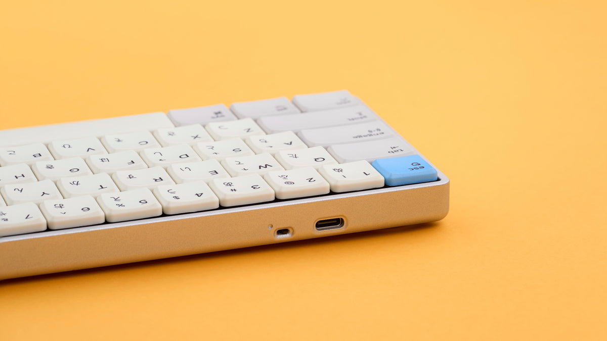 Detail view of USB-C port, power switch, and rear housing on the Rechteck wireless mechanical keyboard